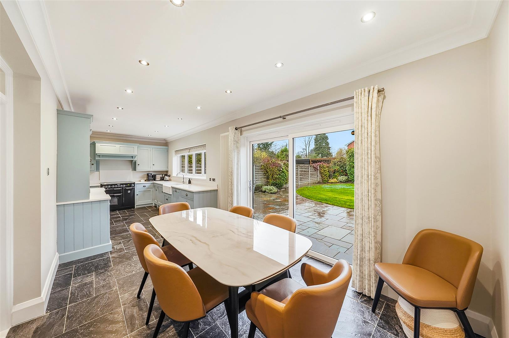 6 bedroom detached house for sale 0
