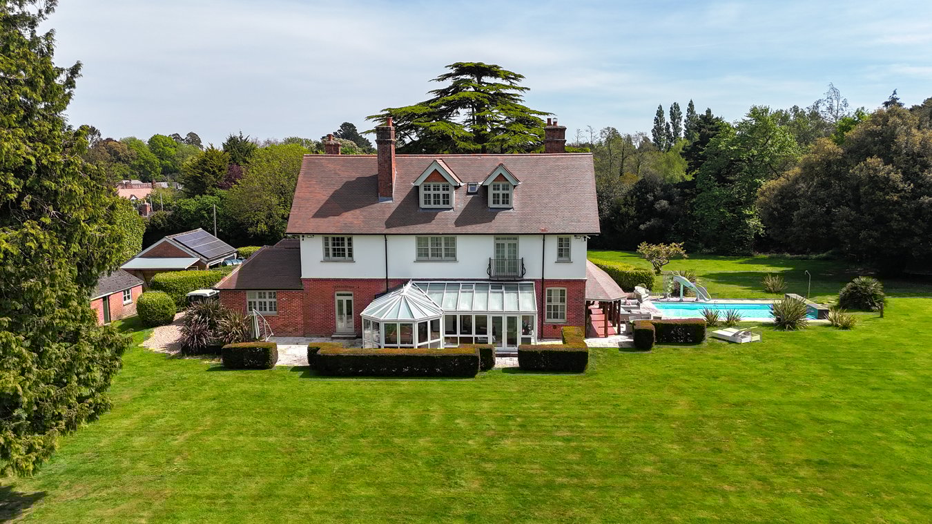 6 bedroom detached house for sale 0