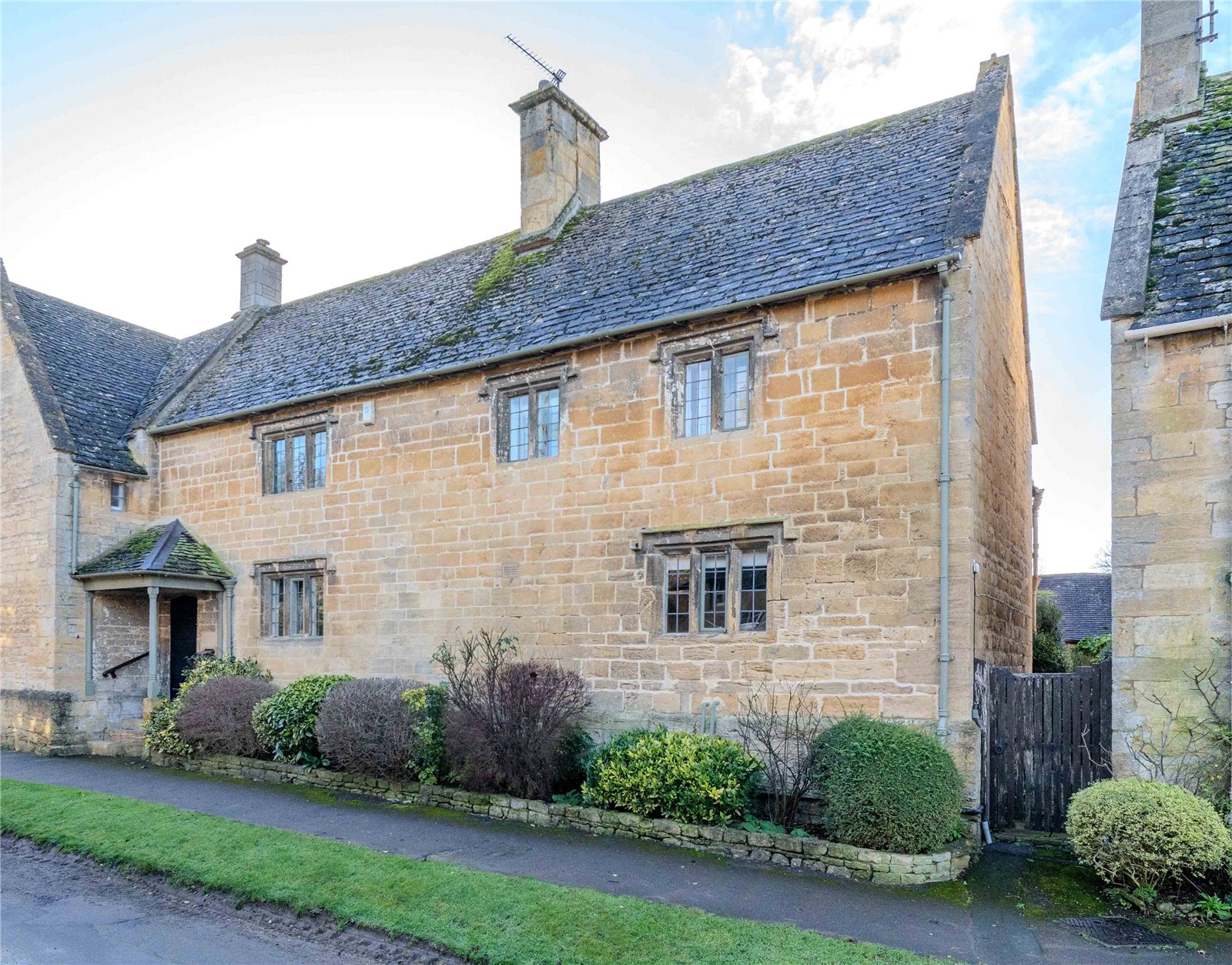 4 bedroom semi-detached house for sale 0