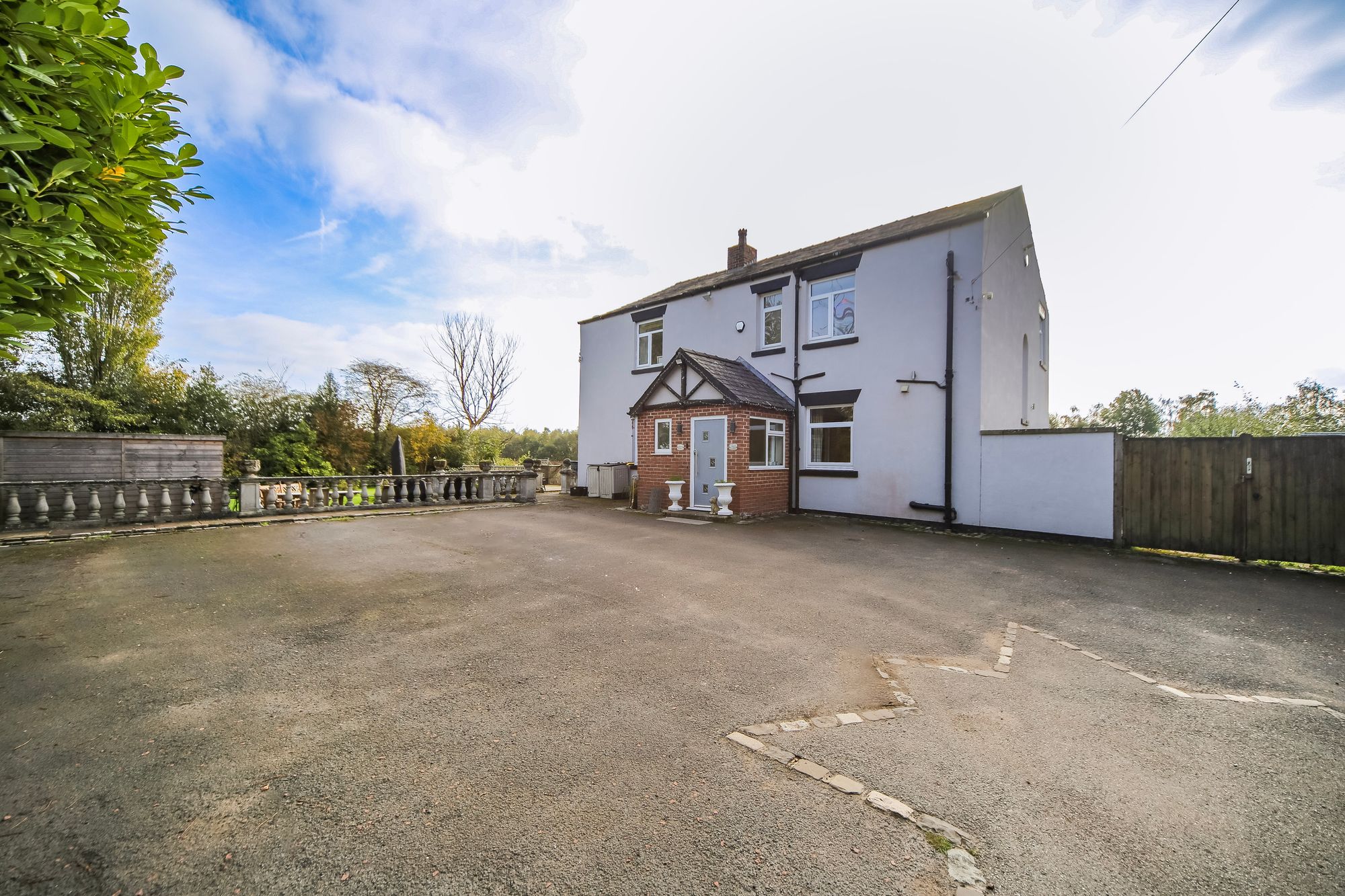 3 bedroom detached house for sale 0
