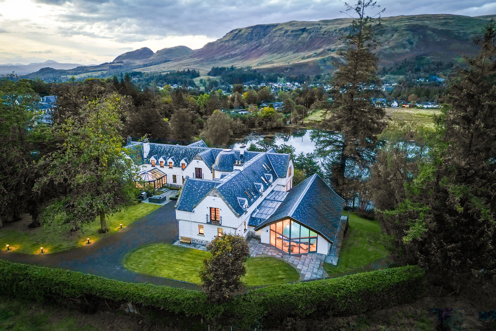 6 bedroom detached house for sale 0