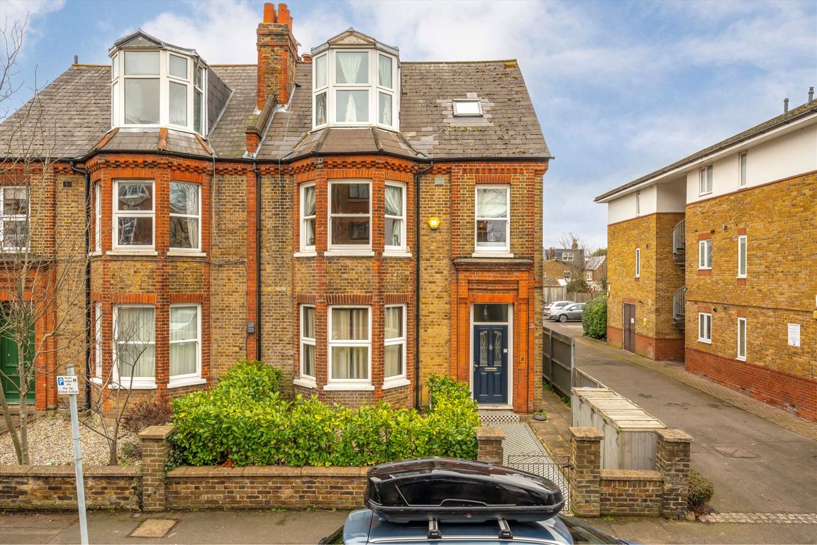 6 bedroom end terrace house for sale in London