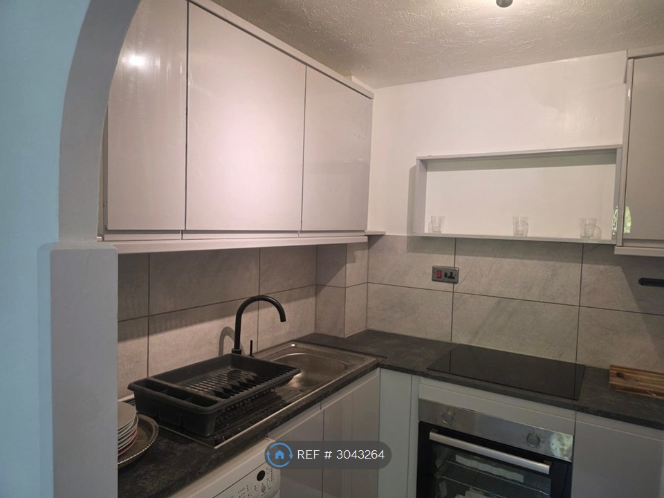 Argyle Court, King Georges Avenue, Watford photo 3