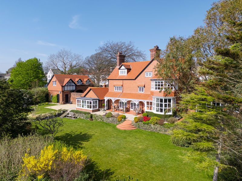 5 bedroom detached house for sale 0