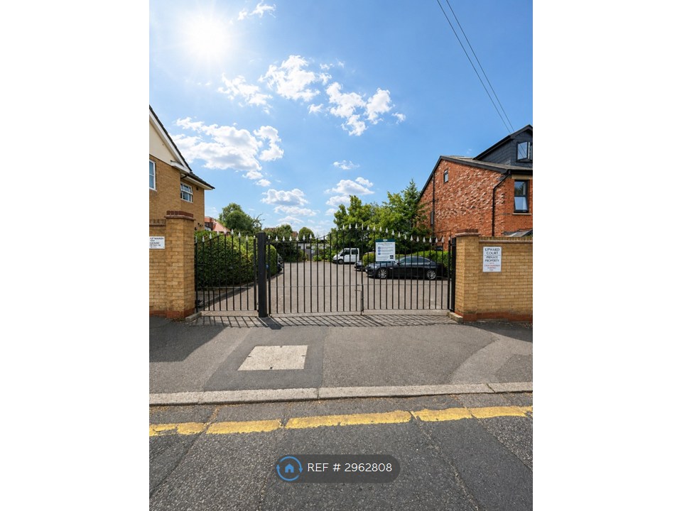 2-bed flat on Upward Court, Junction Road, Romford, £1,600/mo