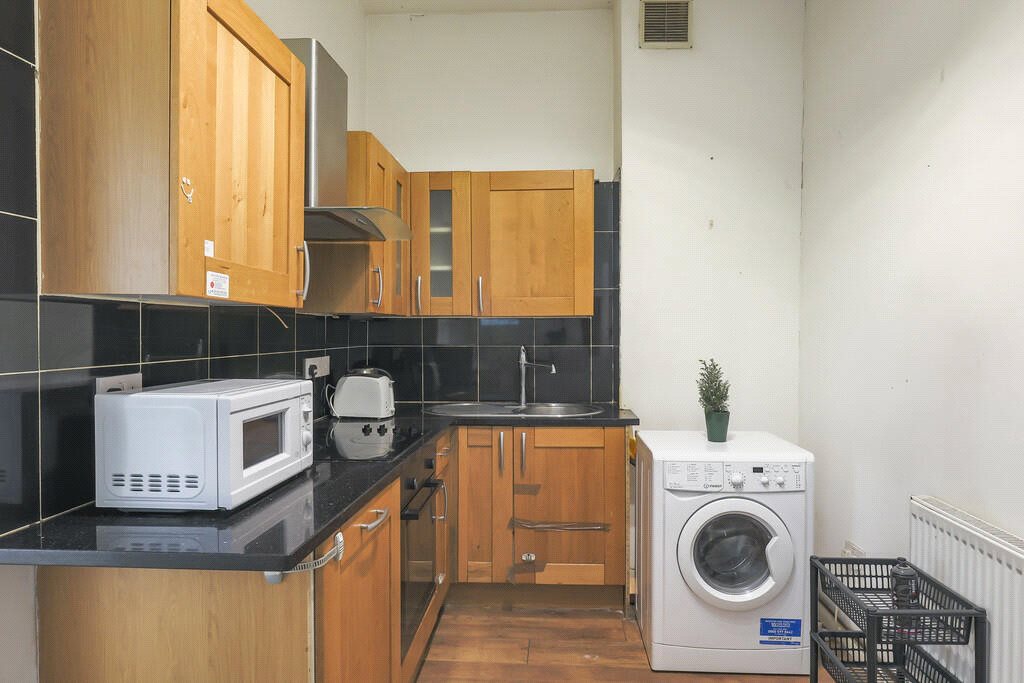3-bed flat on 33a,, Fairbridge Road, London, £3,580/mo