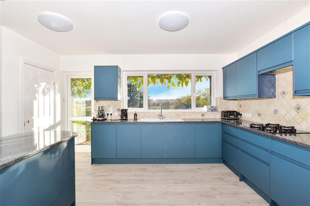 5 bedroom detached house for sale 0