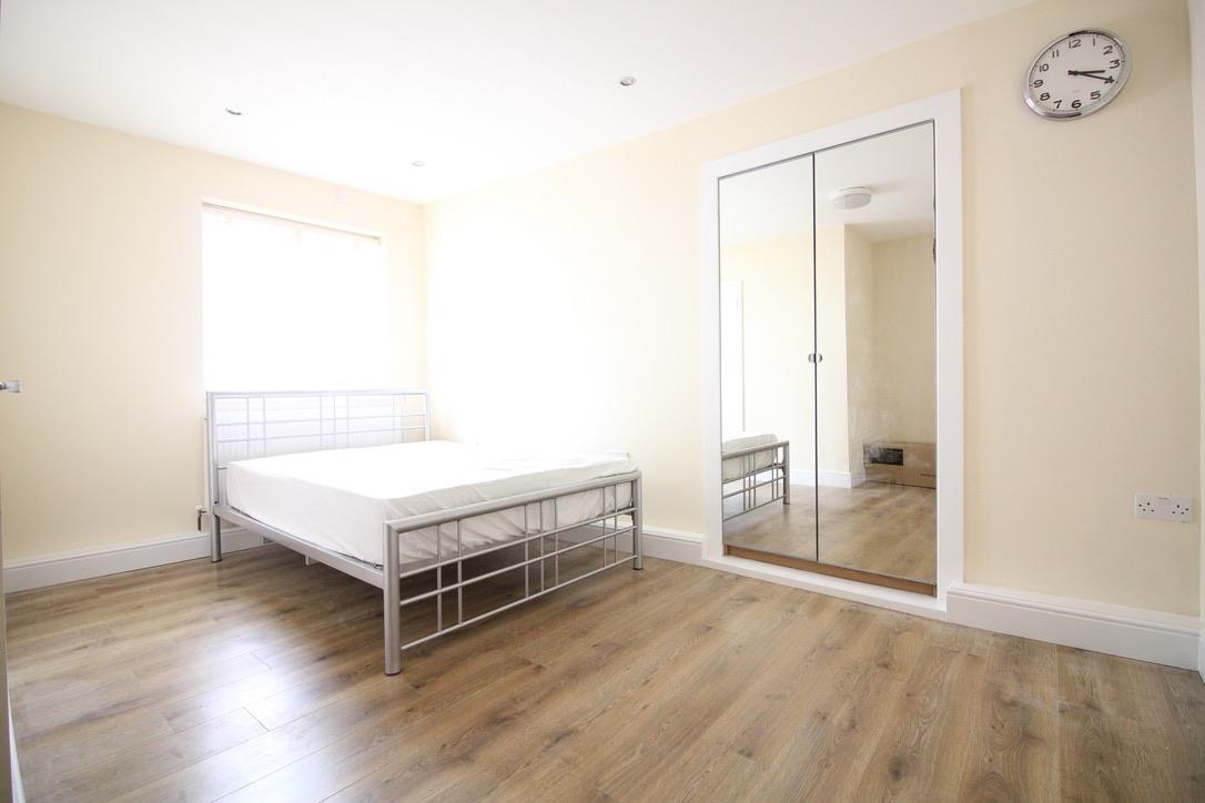 226g, Riverview Gardens, Twickenham photo 5