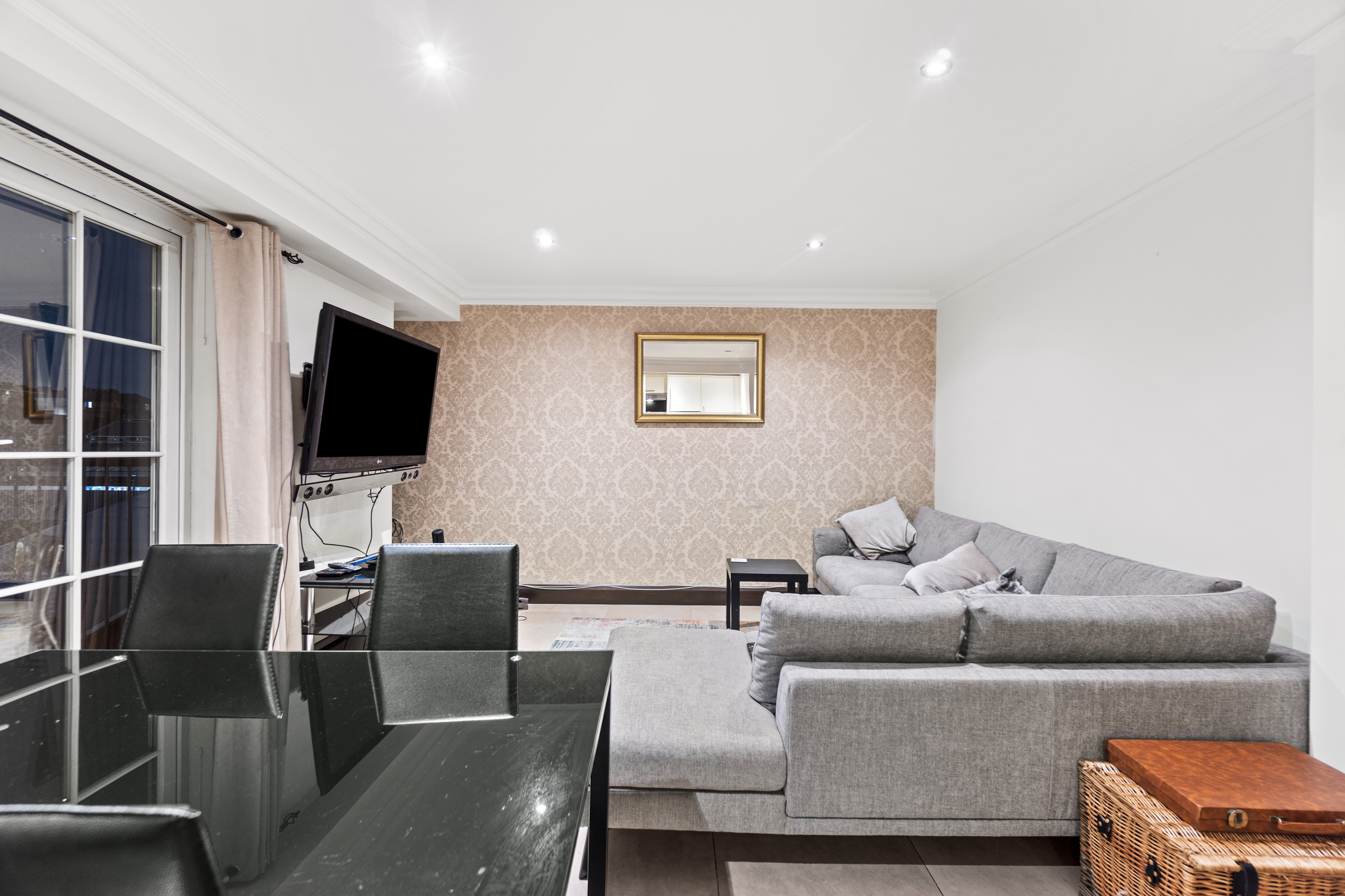 3 bedroom flat for sale 0