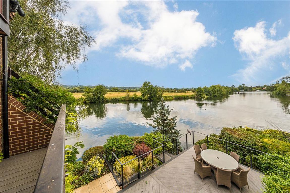 3 bedroom detached house for sale in Guildford