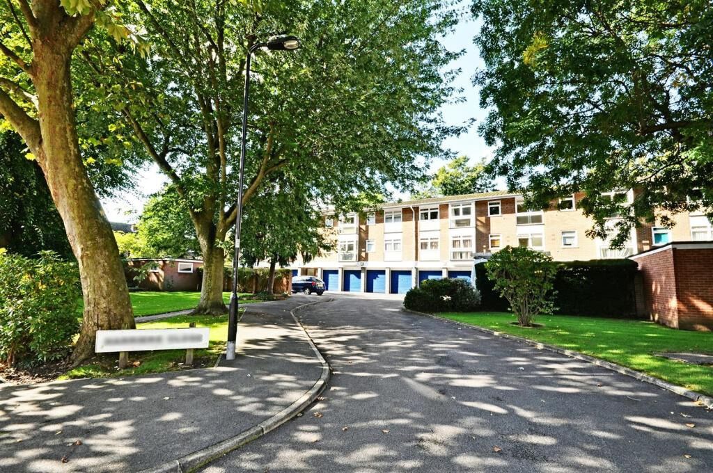 Harriers Close, Ealing photo 4