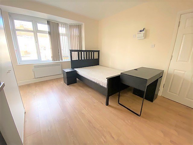 Berkeley Avenue, Hounslow photo 4