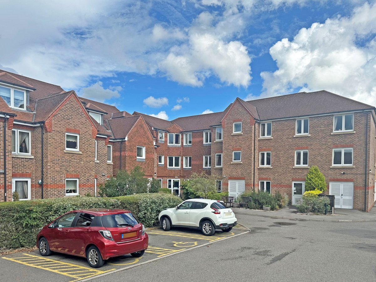 27 Linters Court, London Road, Redhill photo 2