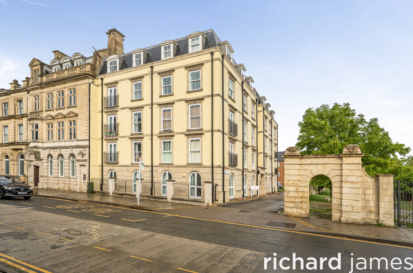 2 bed flat for sale