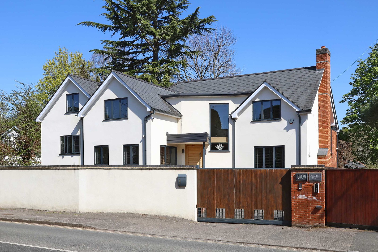 4 bedroom detached house for sale 0
