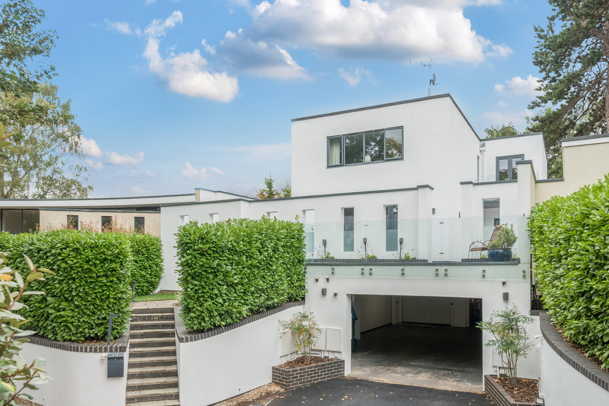 3 bedroom flat for sale