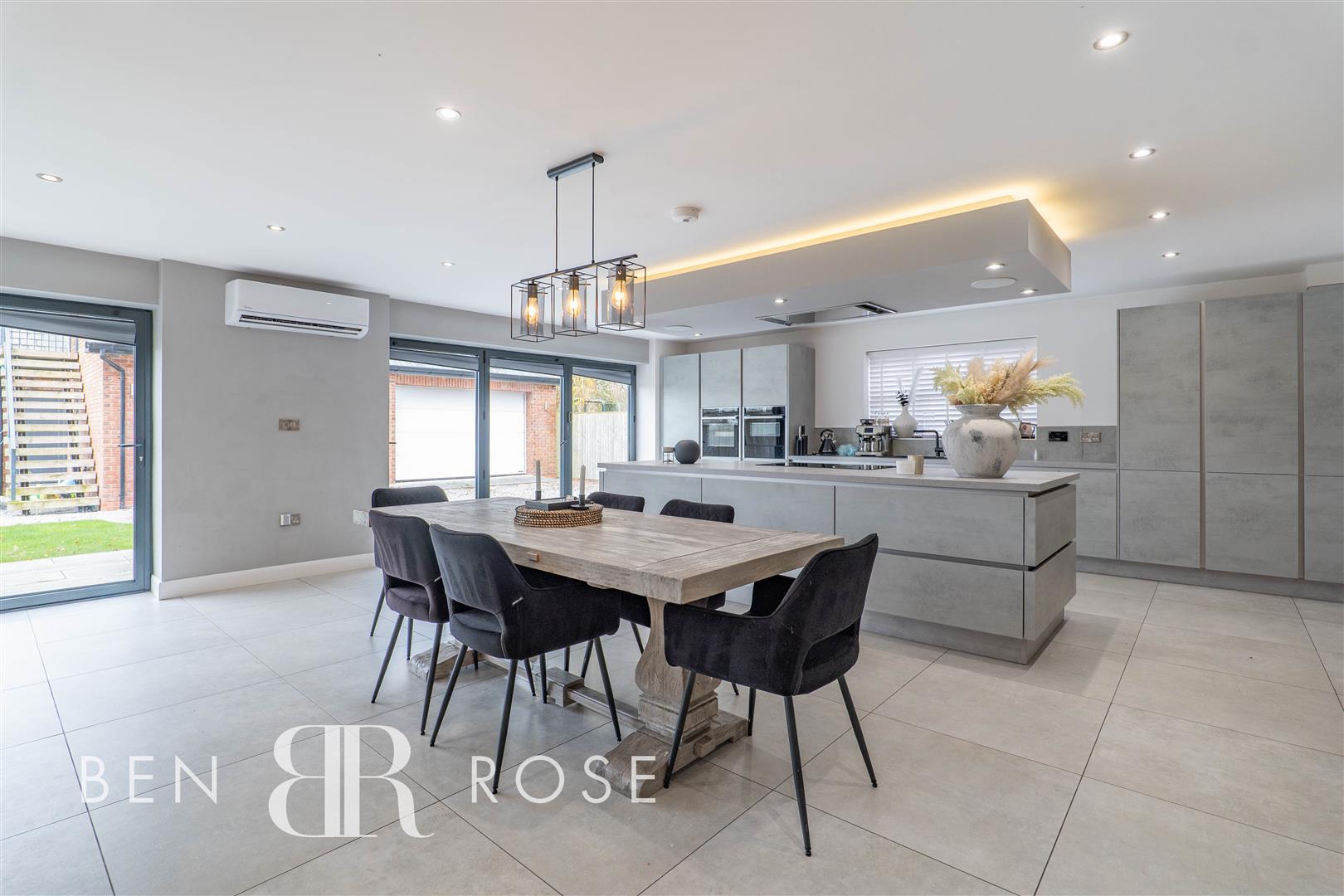 6 bedroom detached house for sale 0