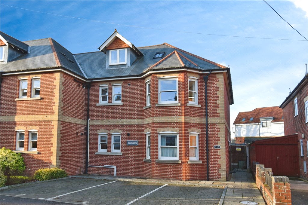 3-bed flat on 12 Quoyne Court,, Duttons Road, Hampshire, £375,000