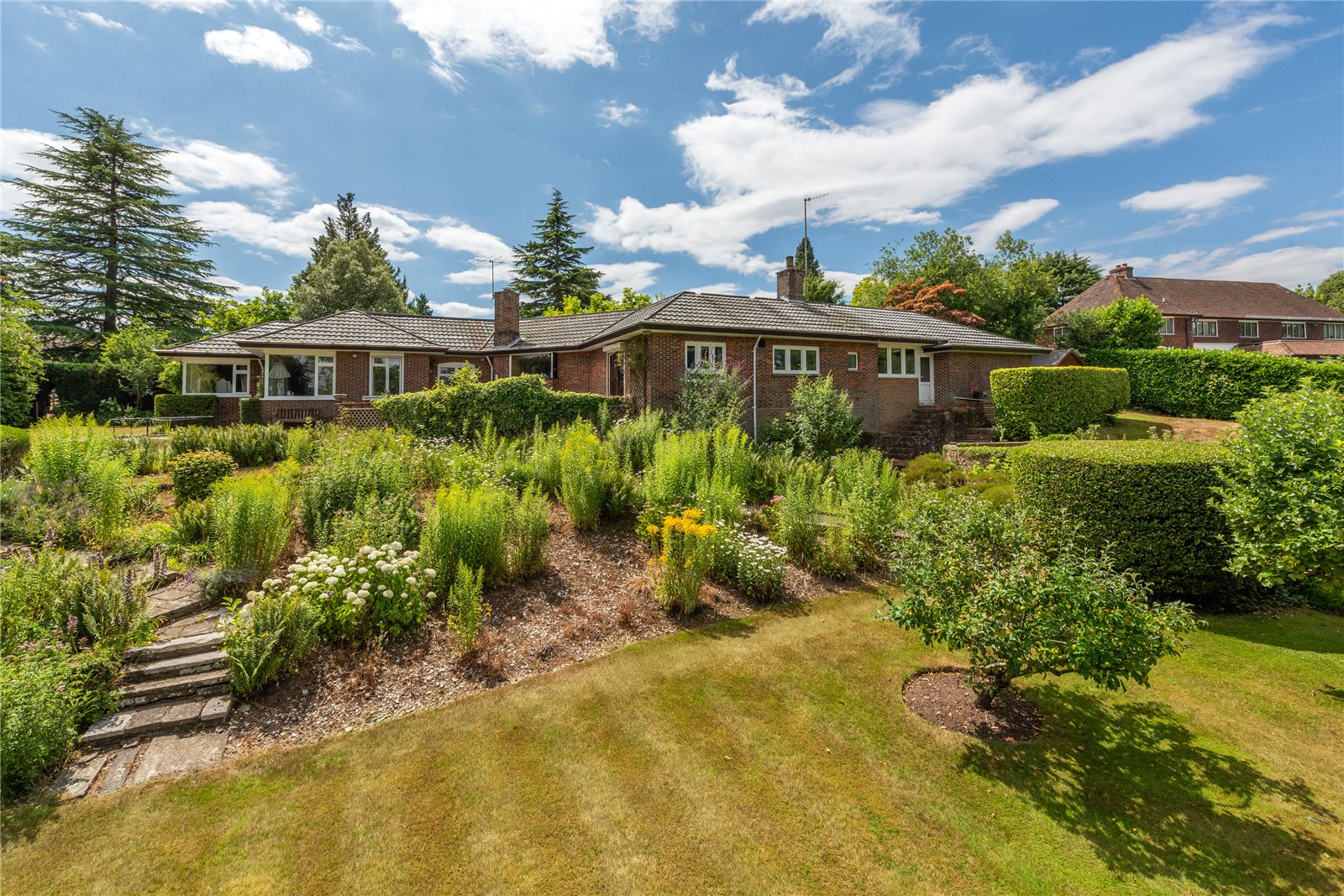 3 bedroom detached house for sale in Guildford