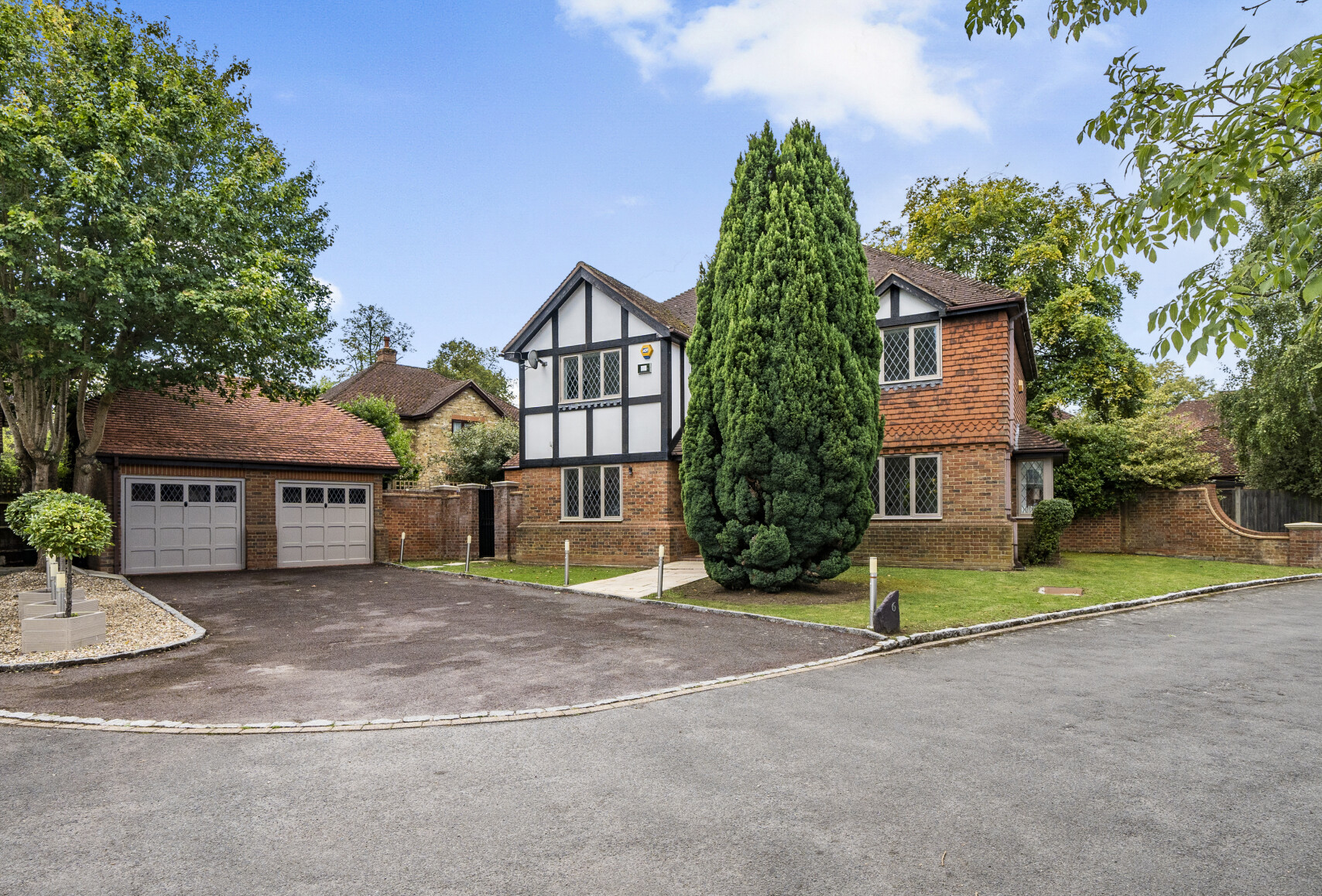 5 bedroom detached house for sale 0