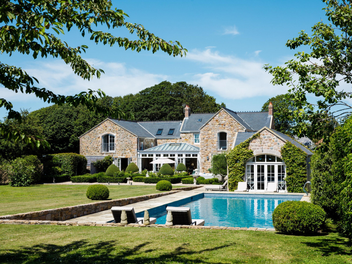 5 bedroom detached house for sale 0