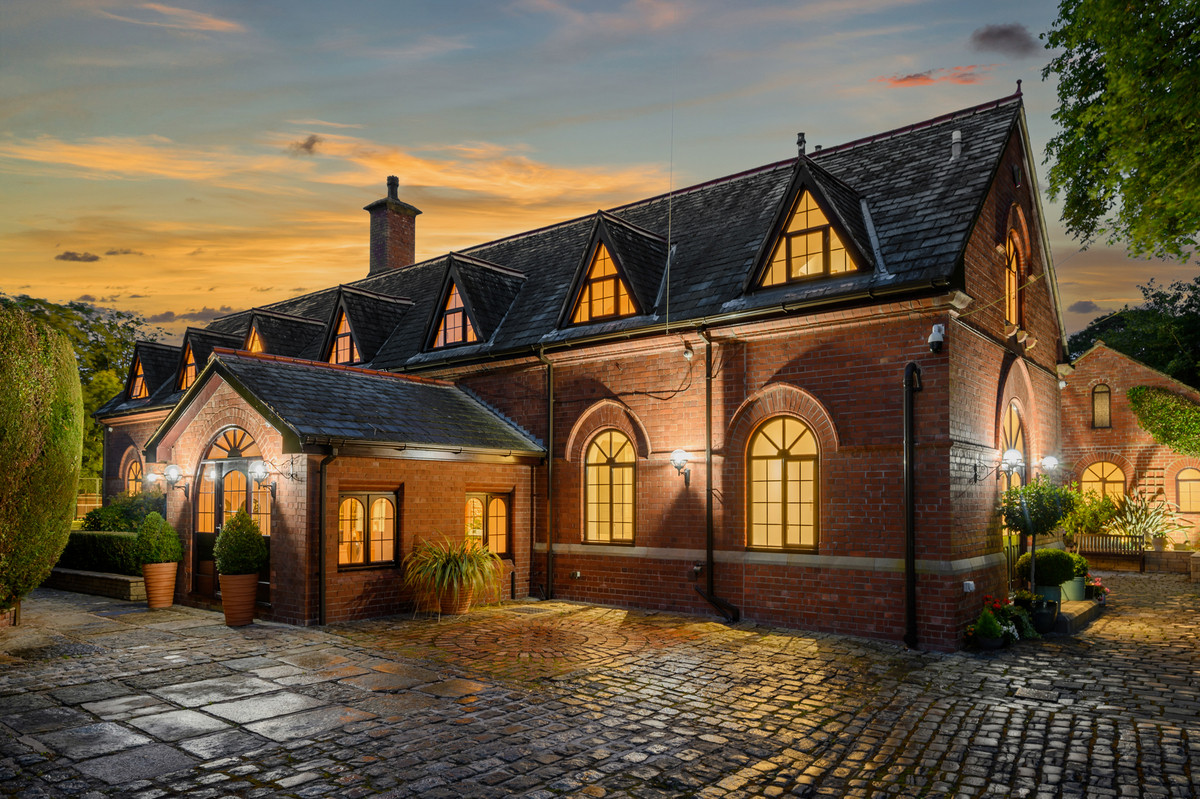 5 bedroom detached house for sale