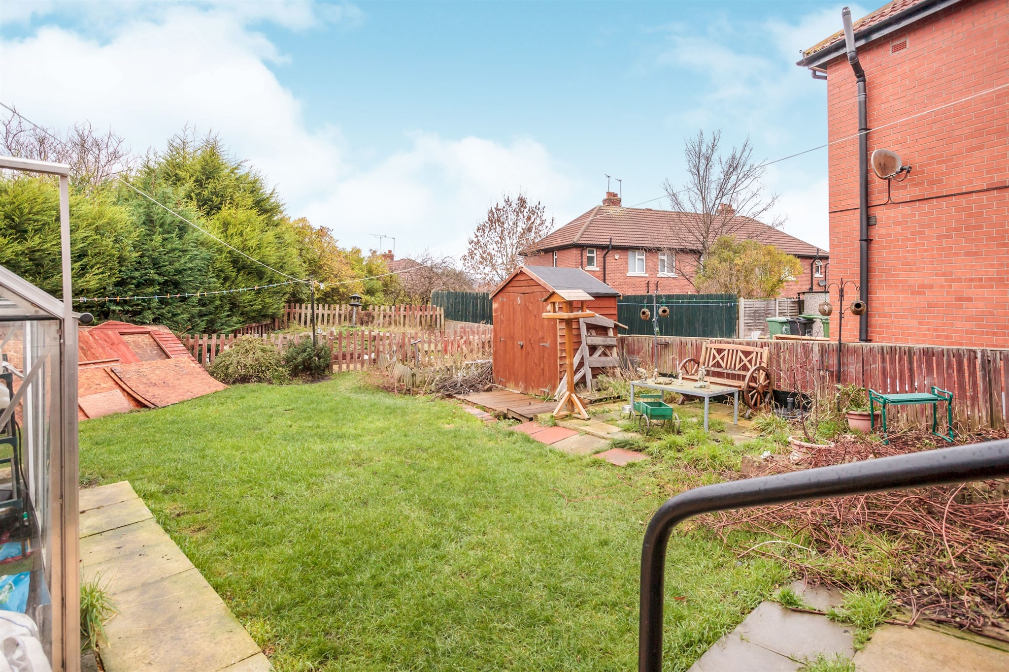 3 Bedrooms Semi-detached house for sale in Ingham Road, Thornhill Lees, Dewsbury WF12