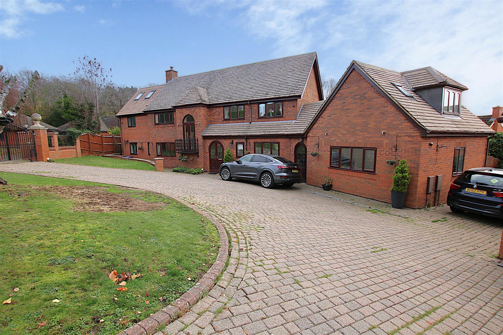 6 bedroom detached house for sale 0