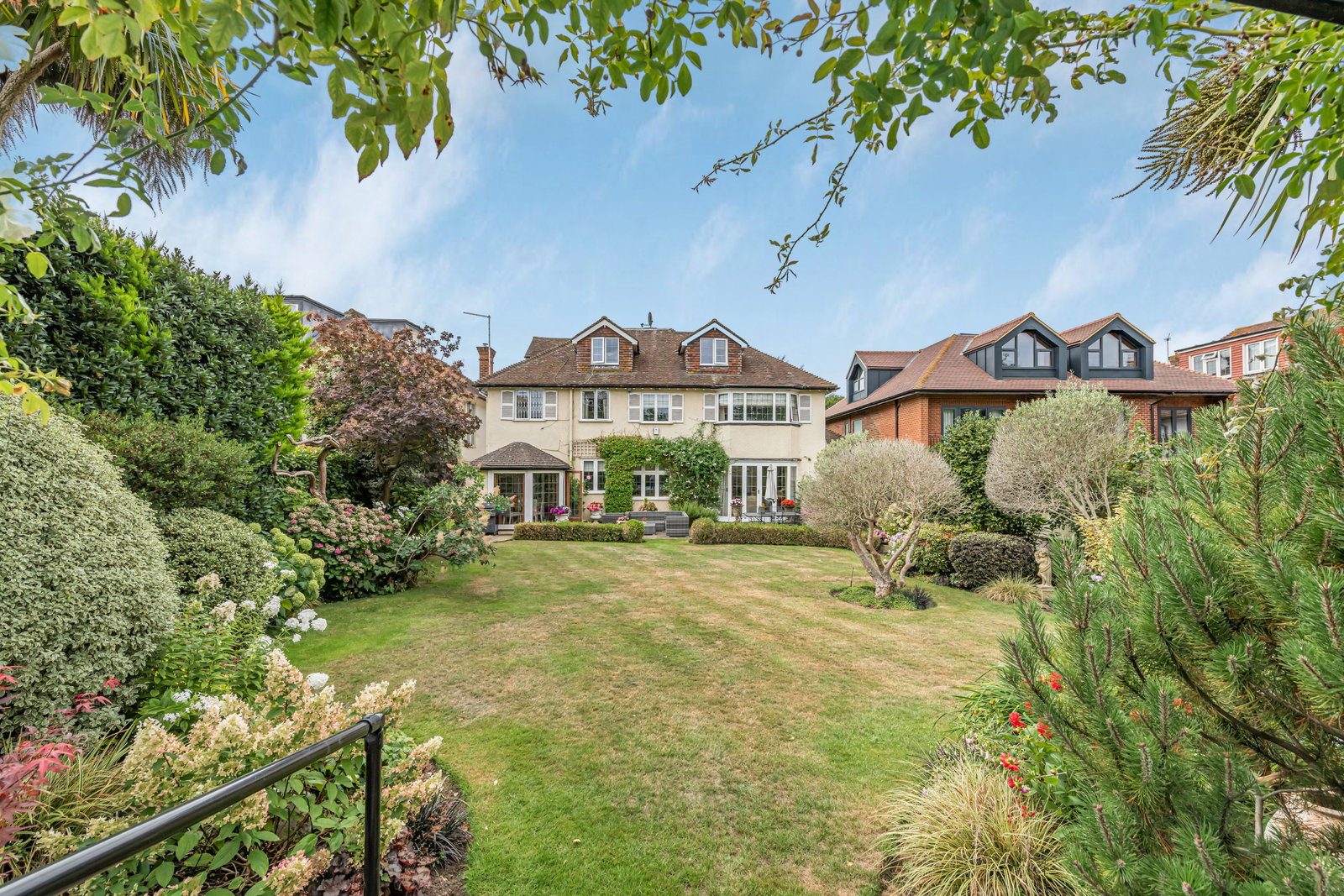 6 bedroom detached house for sale 0