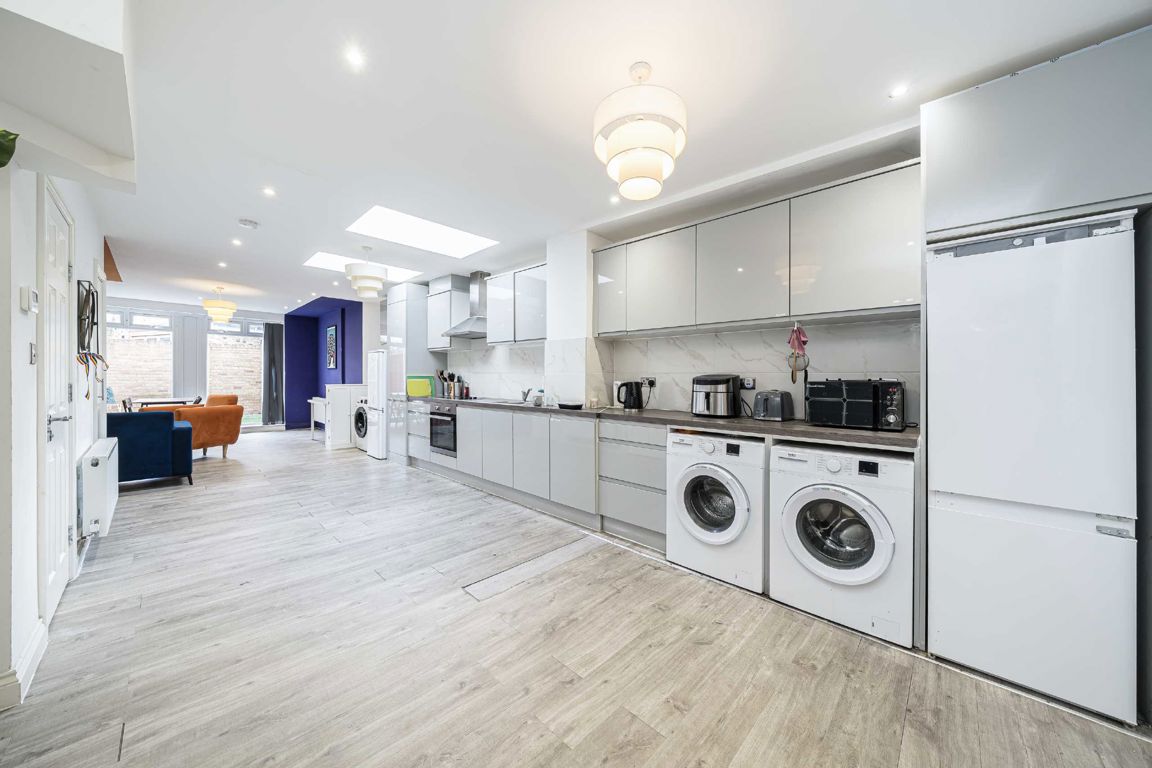 6 bedroom end terrace house for sale 0