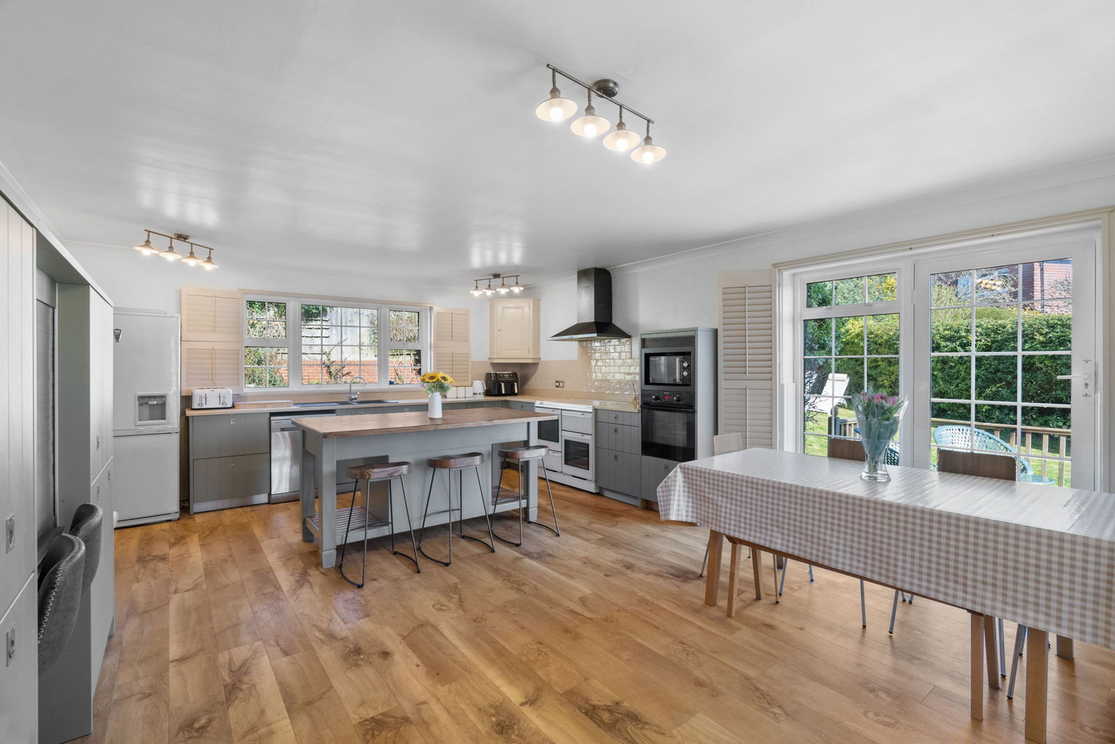 6 bedroom detached house for sale 0