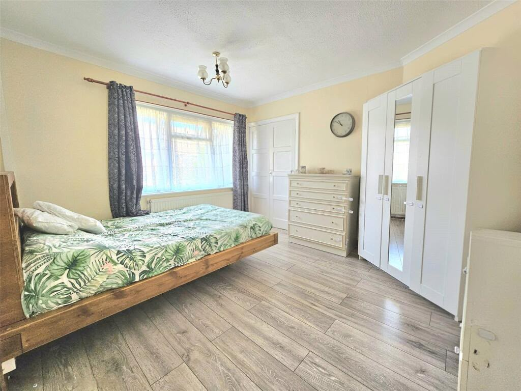 Chelmsford Avenue, Romford photo 4