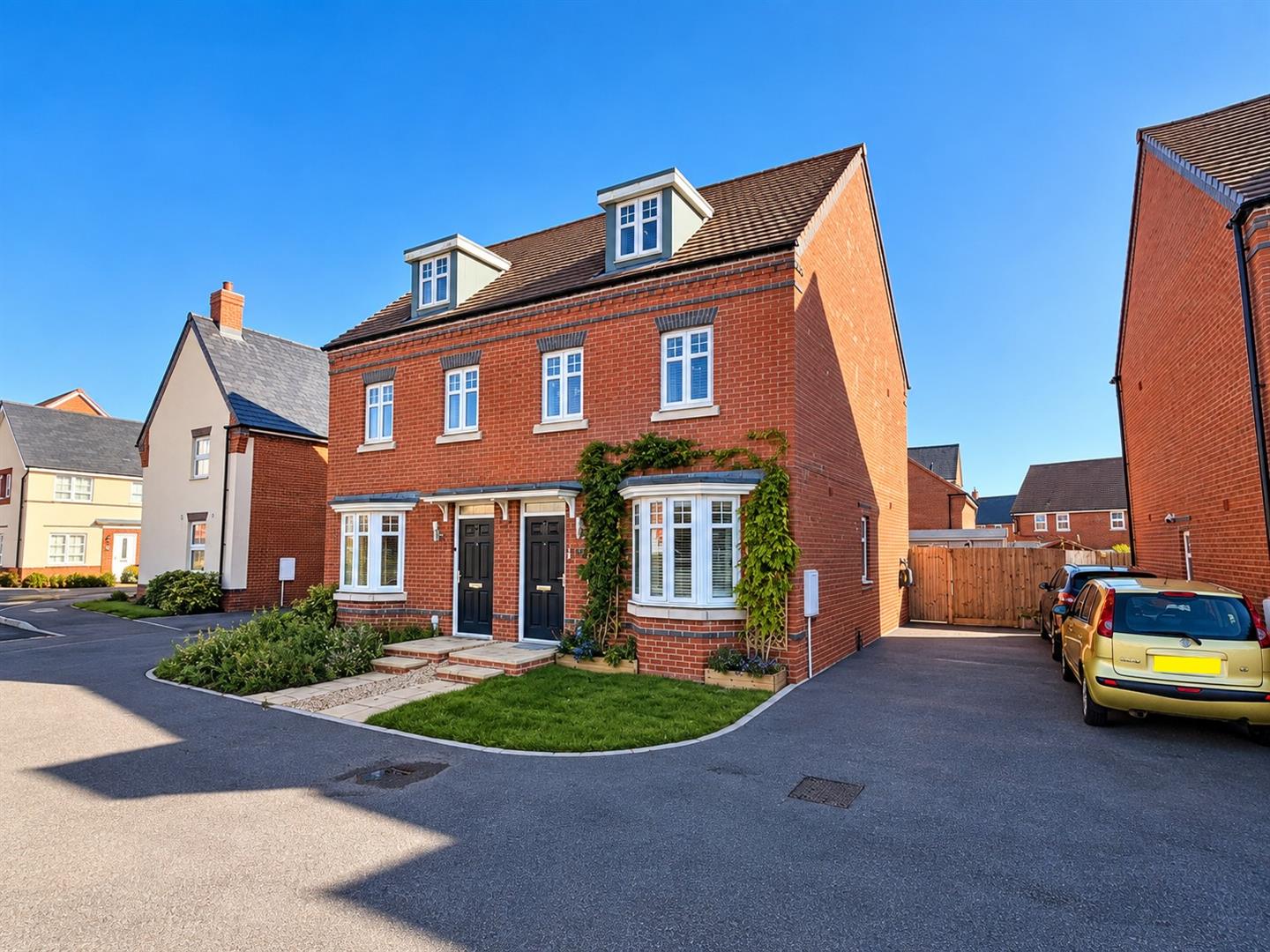 3 bed semi-detached house for sale