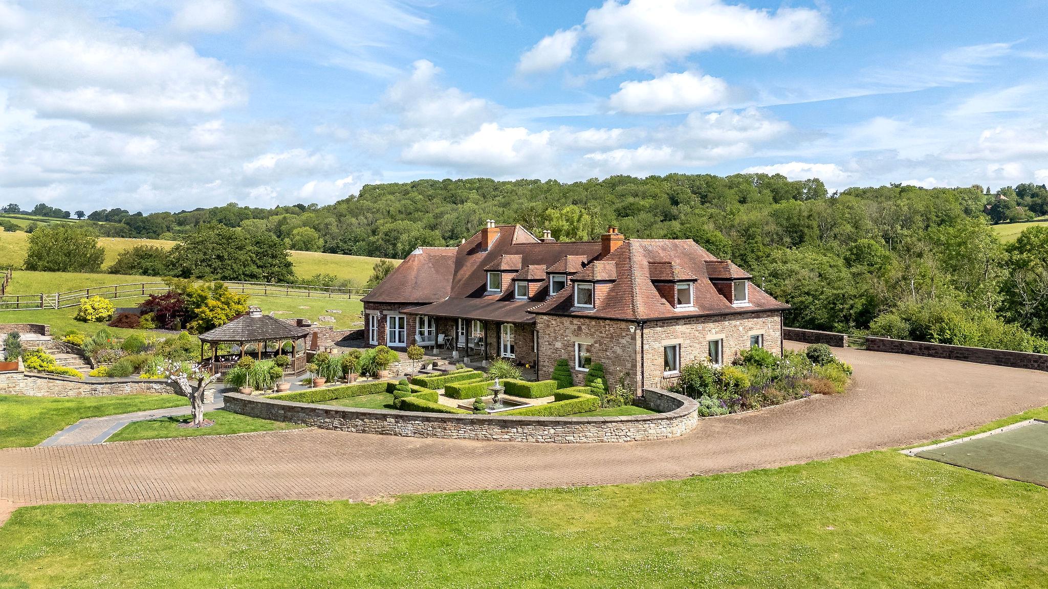 6 bedroom detached house for sale 0