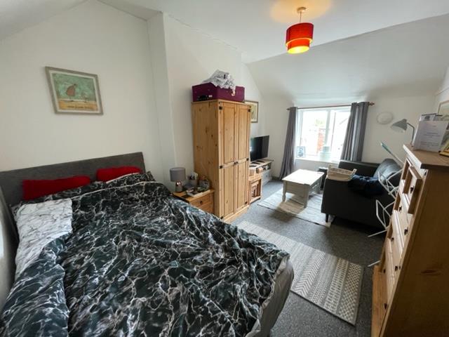 Flat A, 146 High Street, Royal Wotton Bassett photo 5