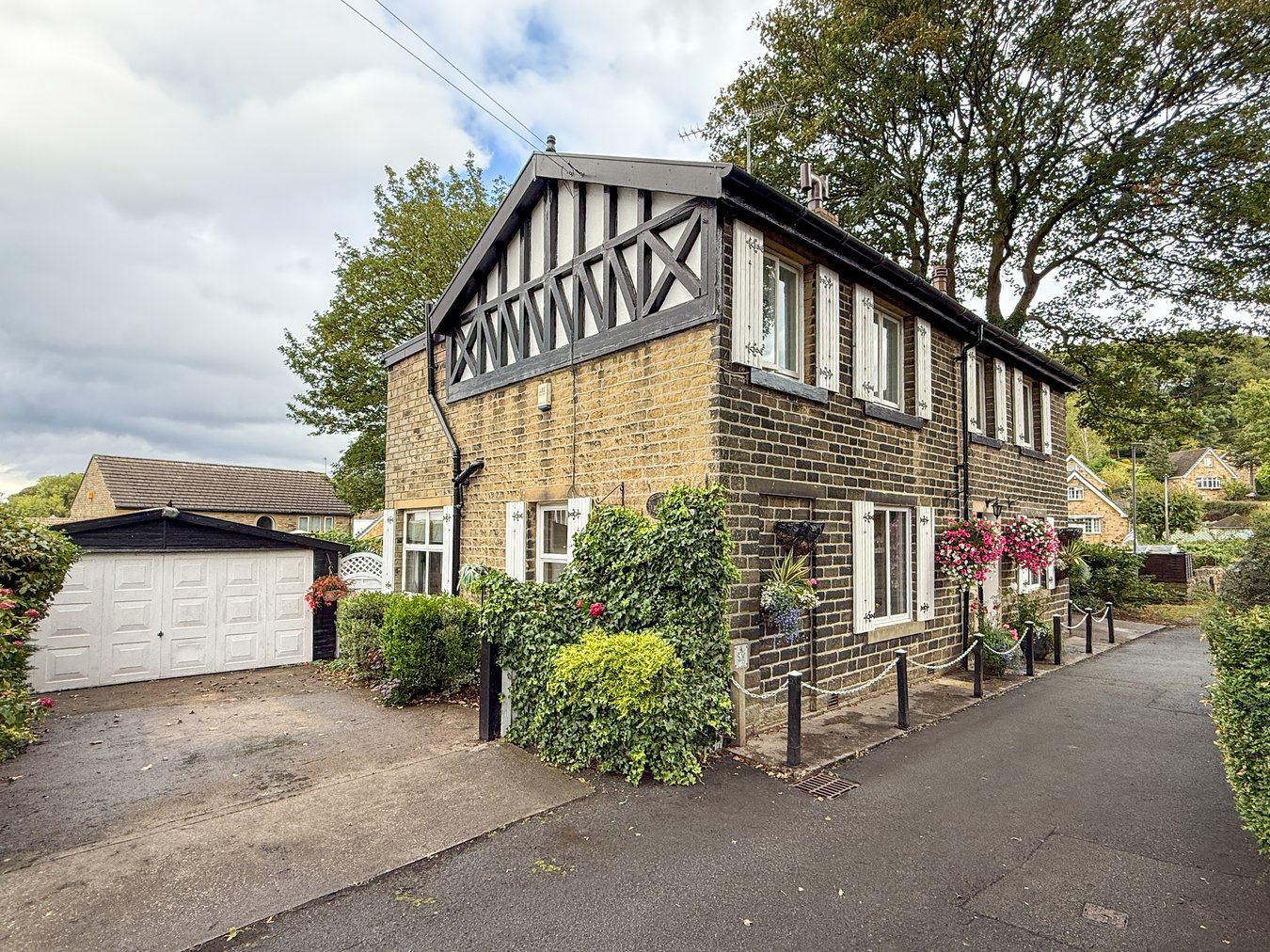 4-bed detached on Sycamore Cottage, Fair Lea Road, Huddersfield, £325,000