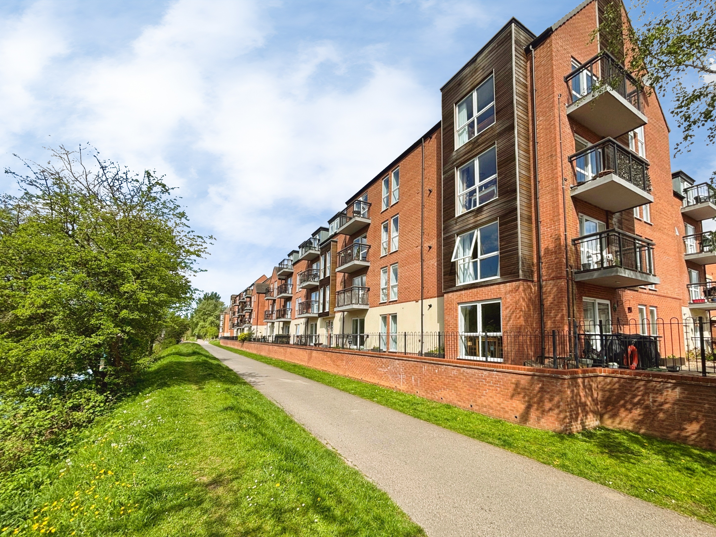 2 bed flat for sale