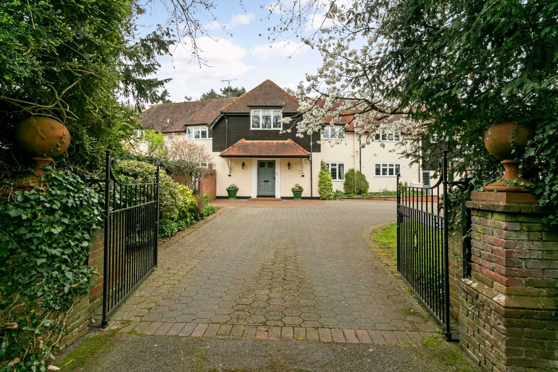 4 bedroom detached house for sale in Woodlands Road, Harpsden RG9