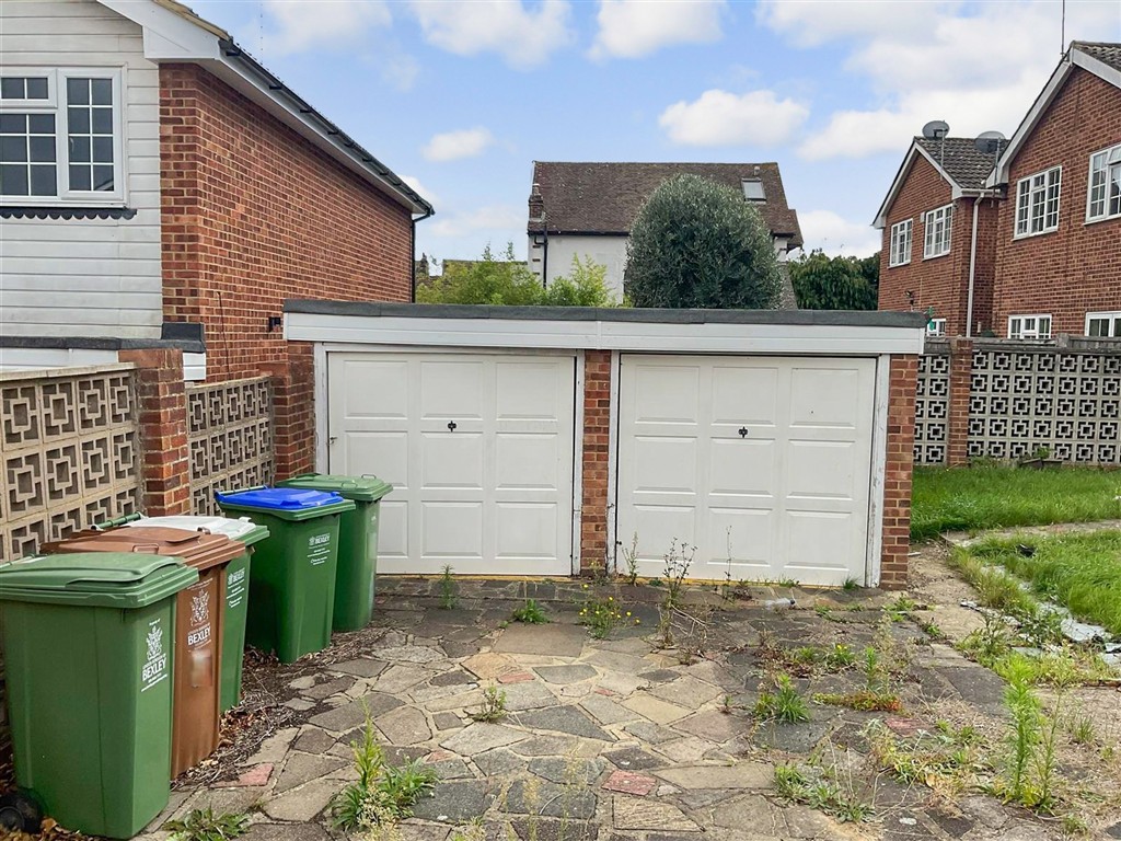 4-bed detached on Carlton Road, Erith, £500,000