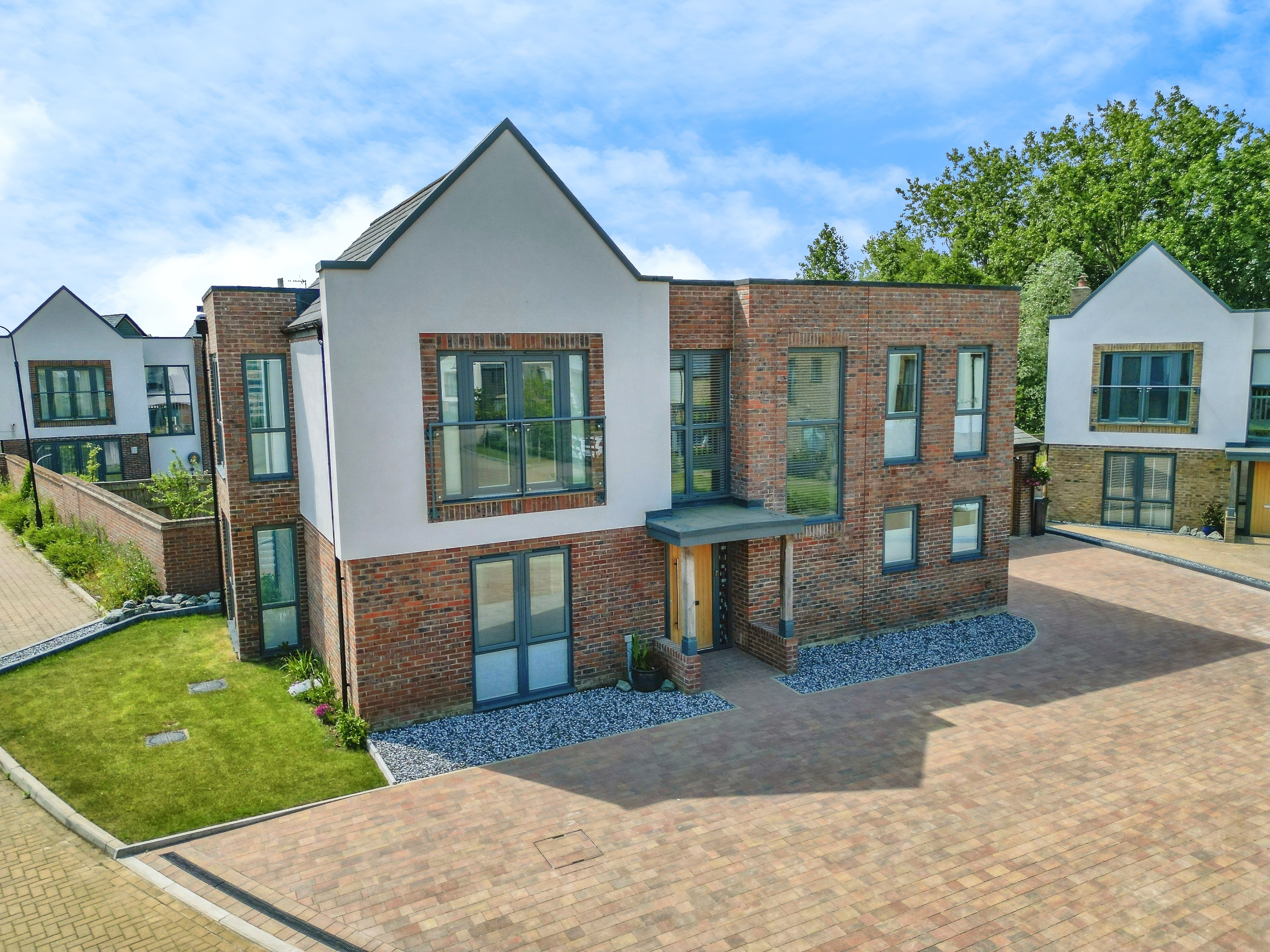 4 bedroom detached house for sale 0