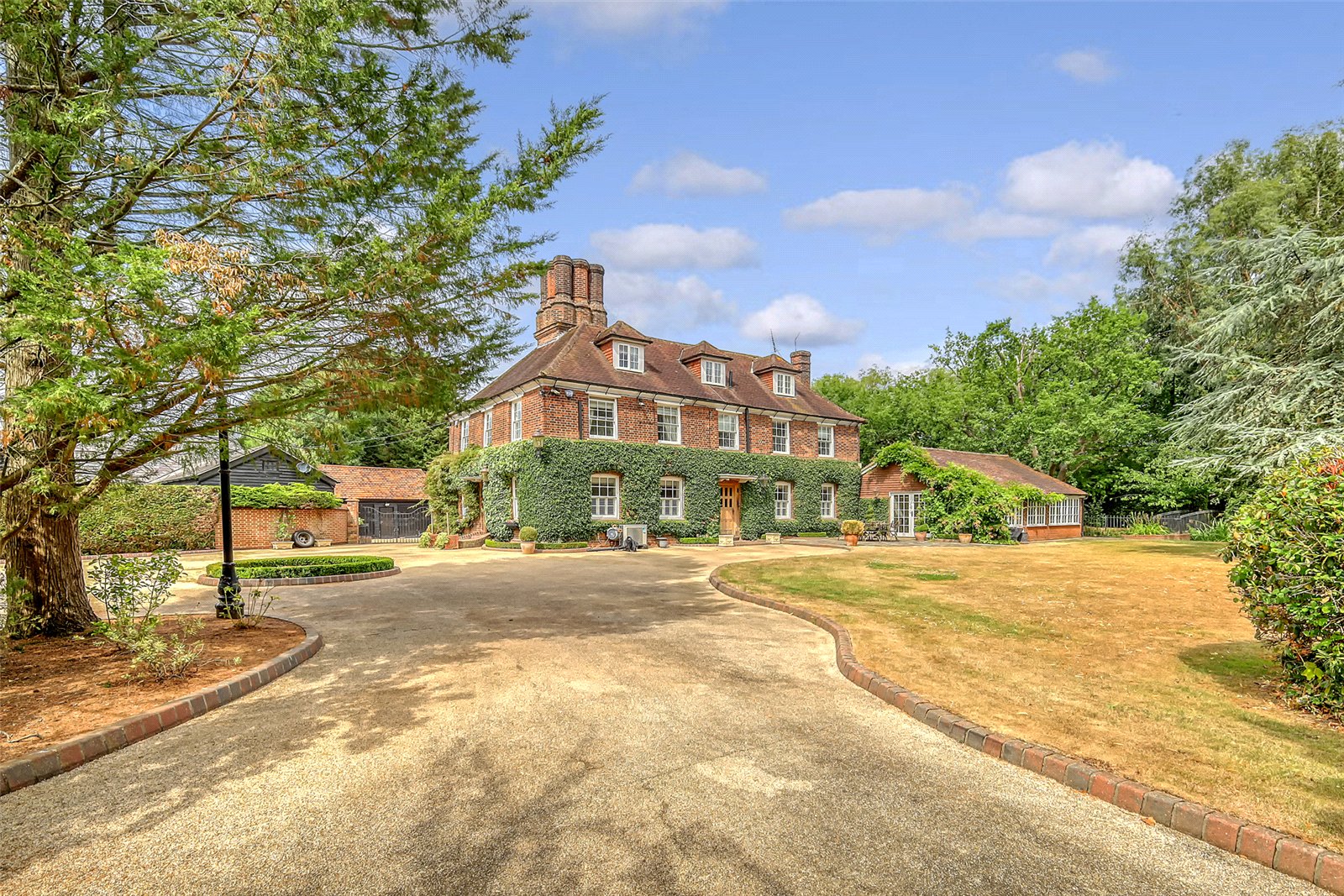 6 bedroom detached house for sale 0