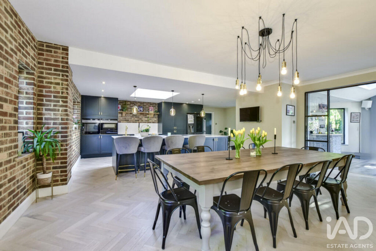 5 bedroom detached house for sale 0