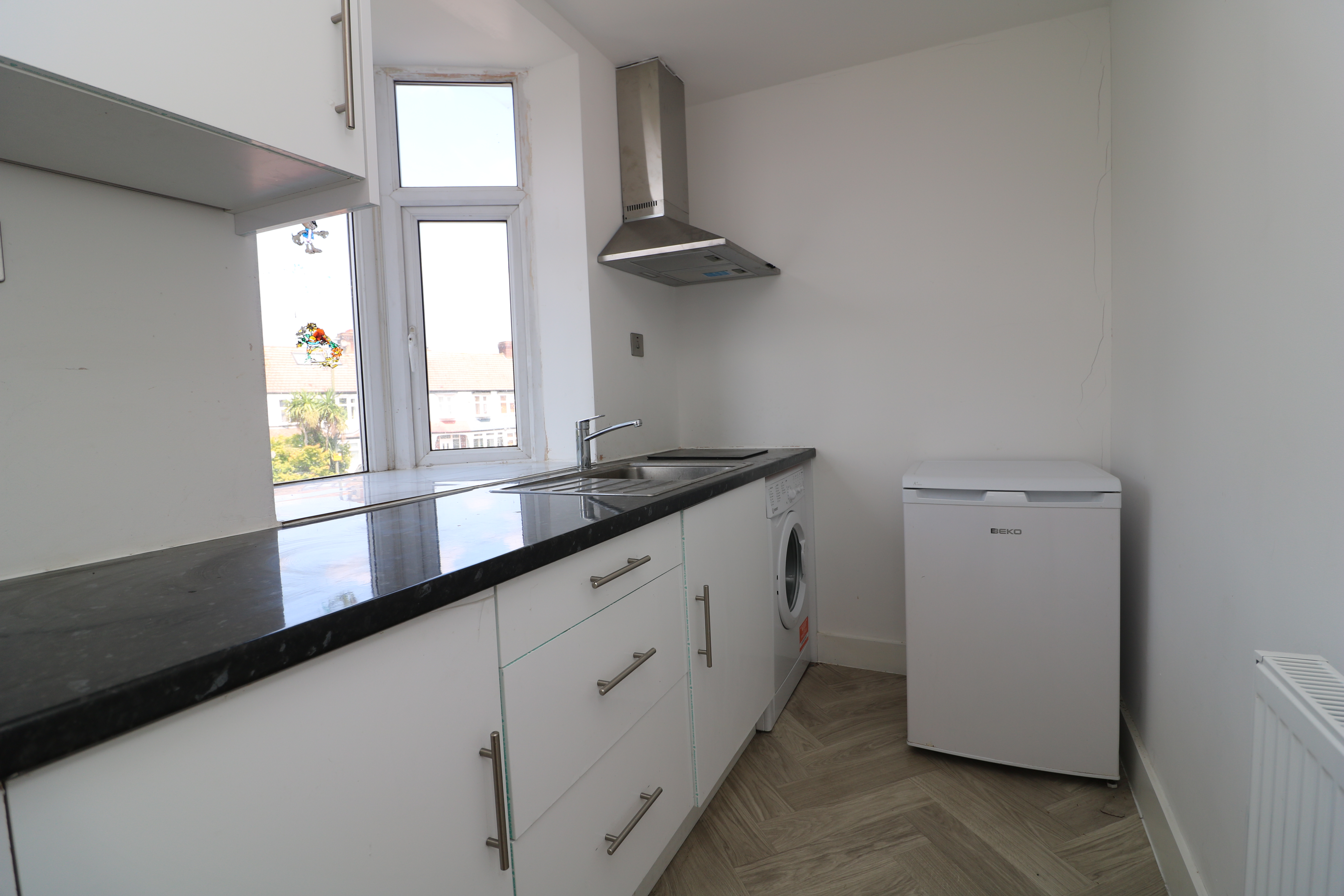 Flat 5, 36, Crossway, Raynes Park photo 5