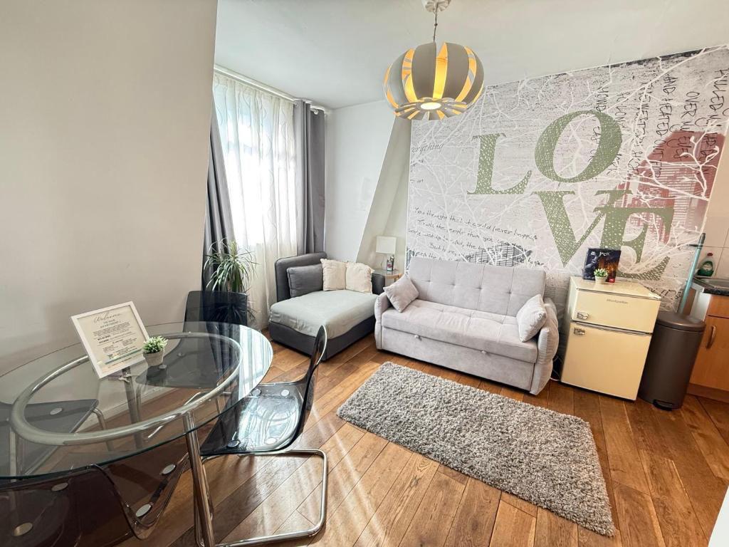 Flat 2, 142-144, Oxford Street, London, Westminster photo 4
