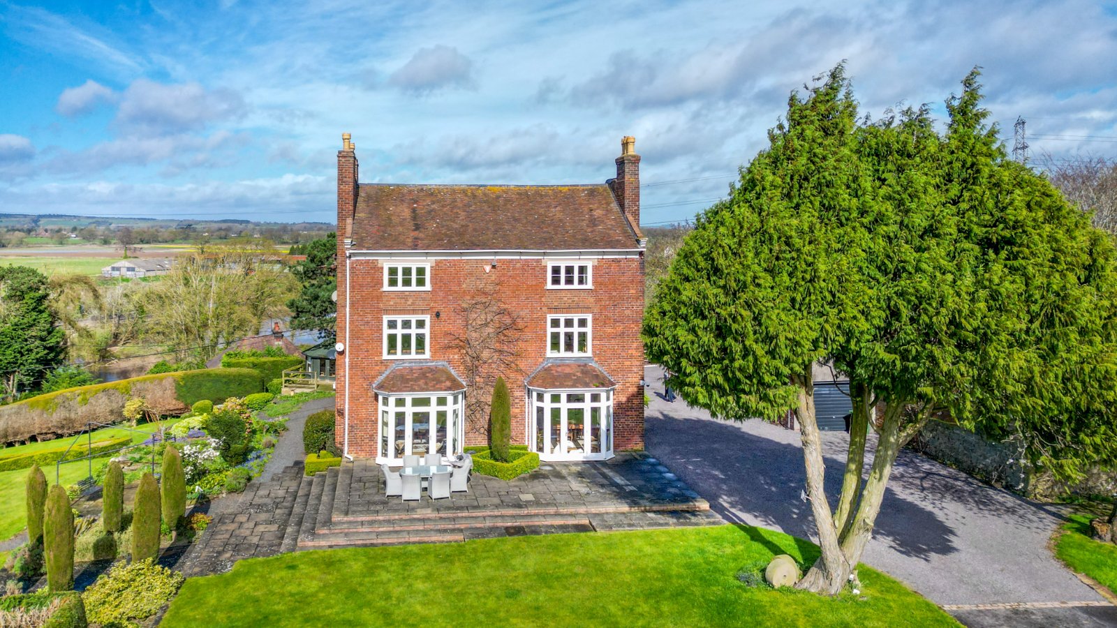 5 bedroom detached house for sale 0
