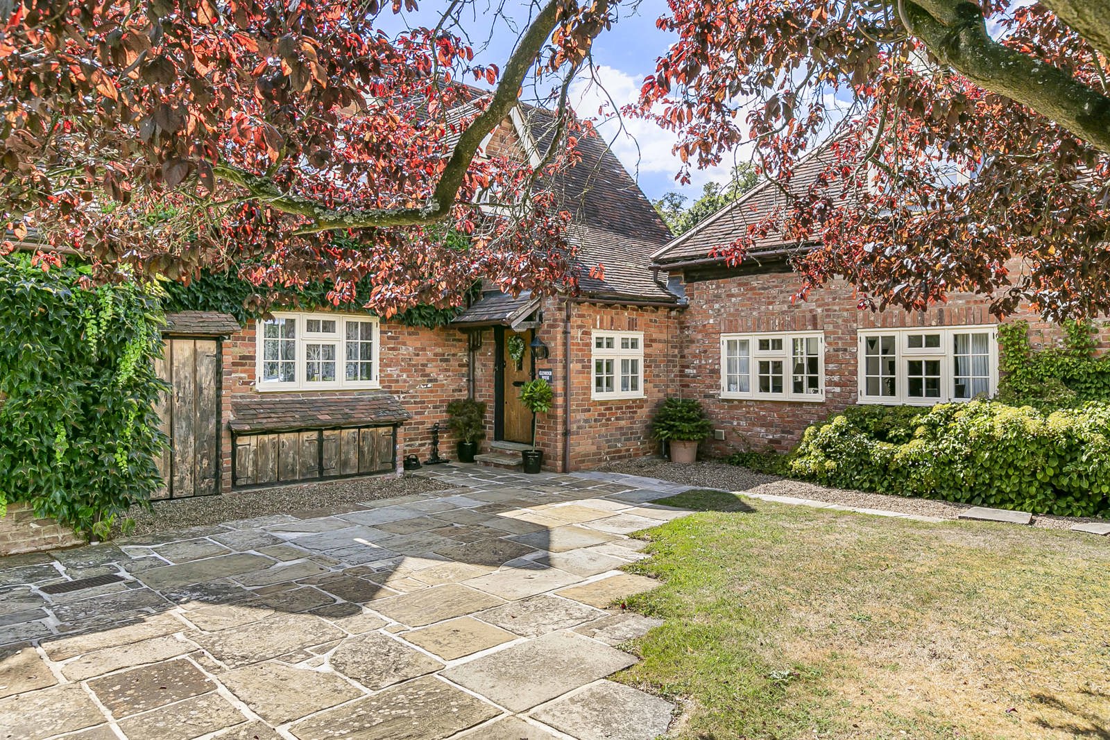 3 bedroom detached house for sale in Guildford
