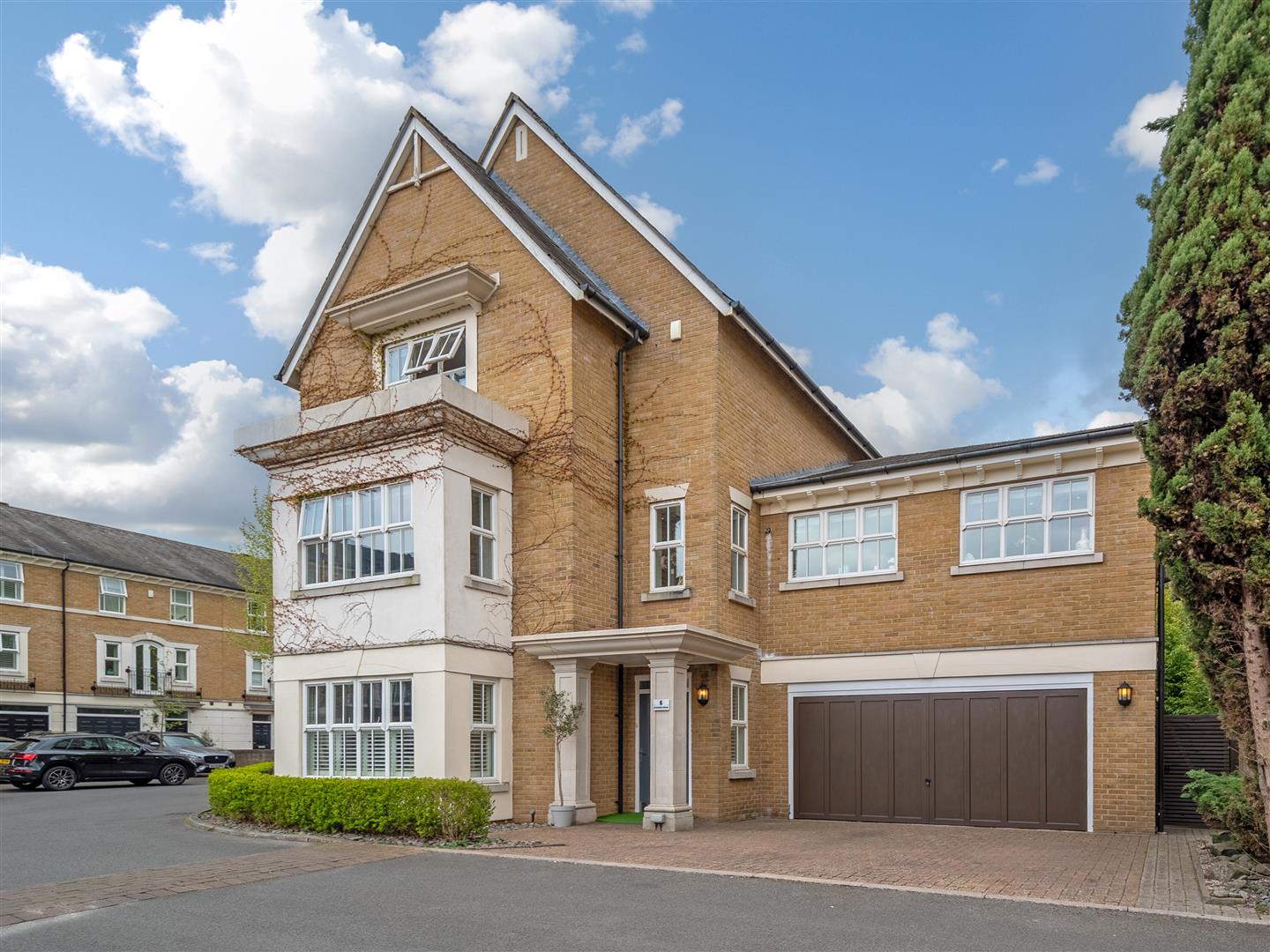 5 bedroom town house for sale