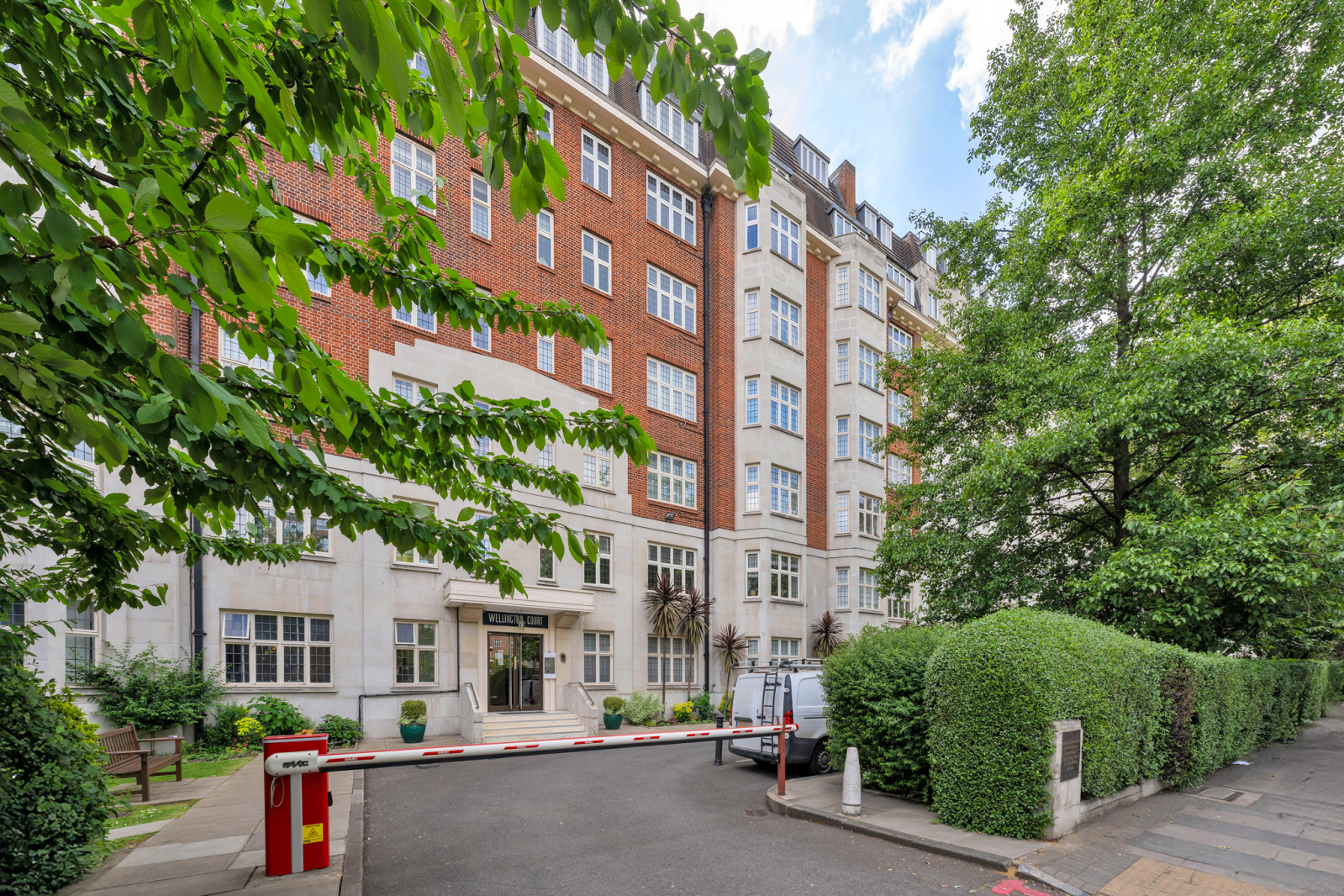 4 bedroom flat for sale 0