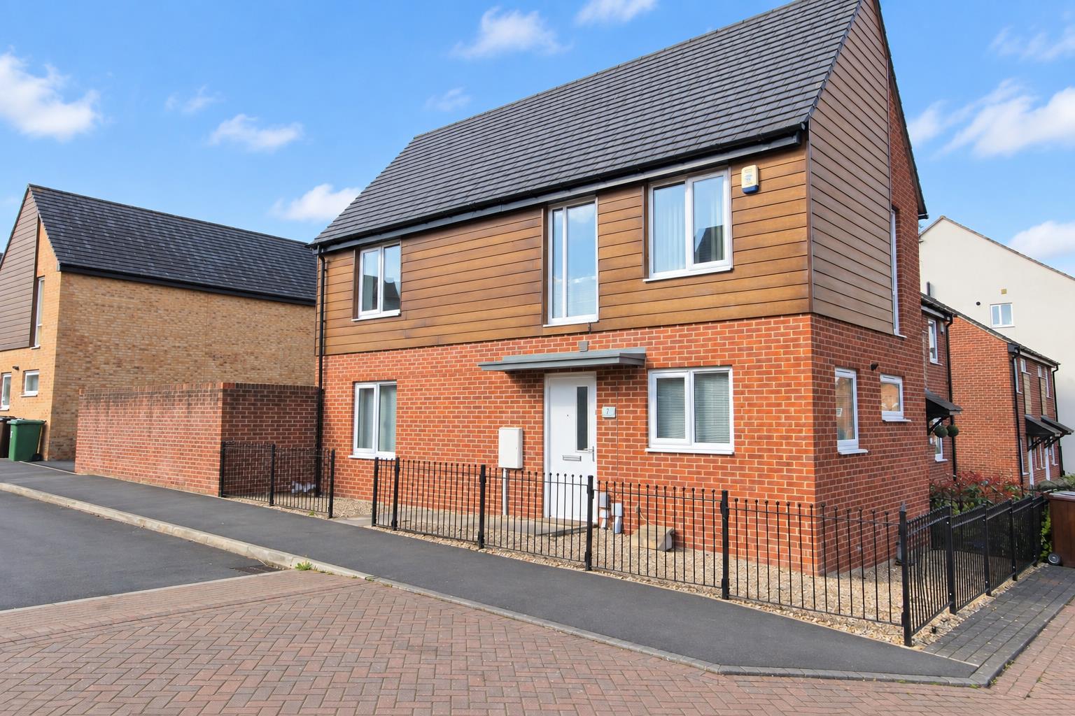 7 Parkside Court Seacroft, Leeds photo 2