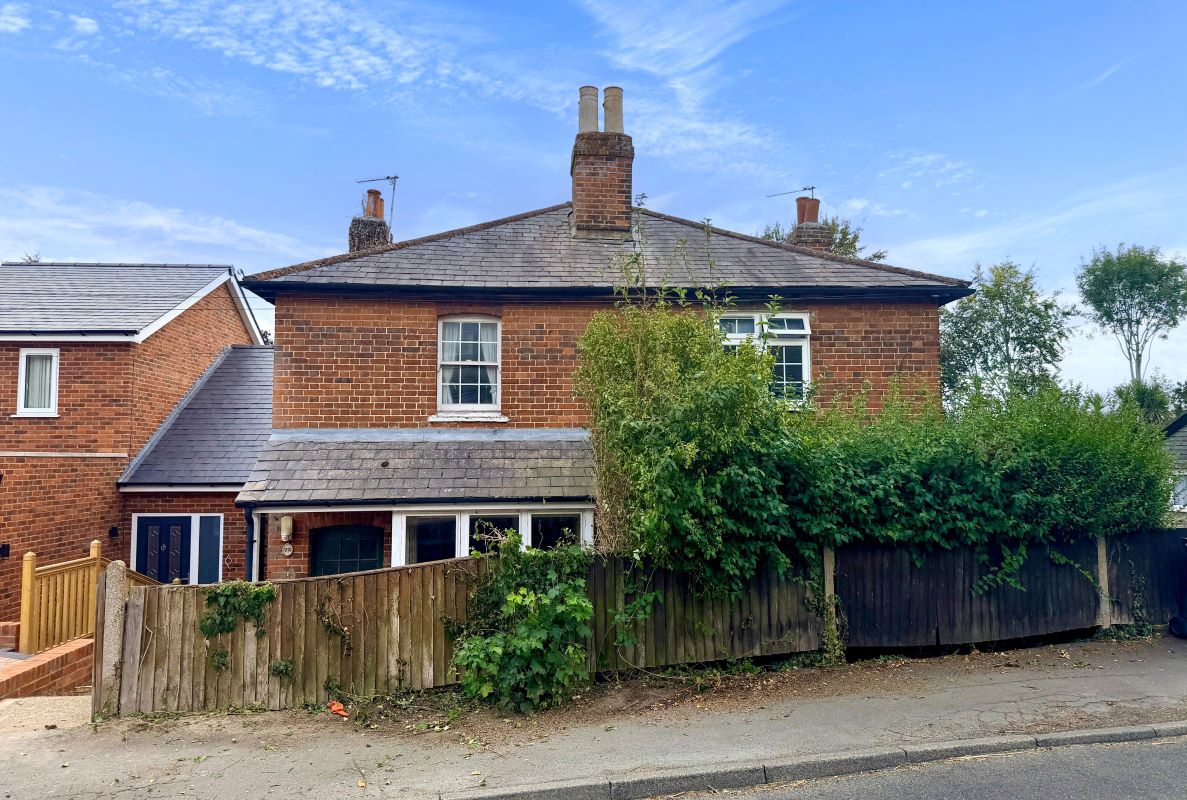 72, Spring Rise, Egham photo 4